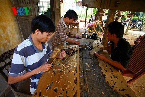 Holzschnitzarbeit im Dorf Kim Bong - ảnh 8