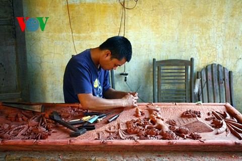 Holzschnitzarbeit im Dorf Kim Bong - ảnh 9