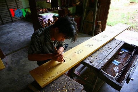 Holzschnitzarbeit im Dorf Kim Bong - ảnh 14