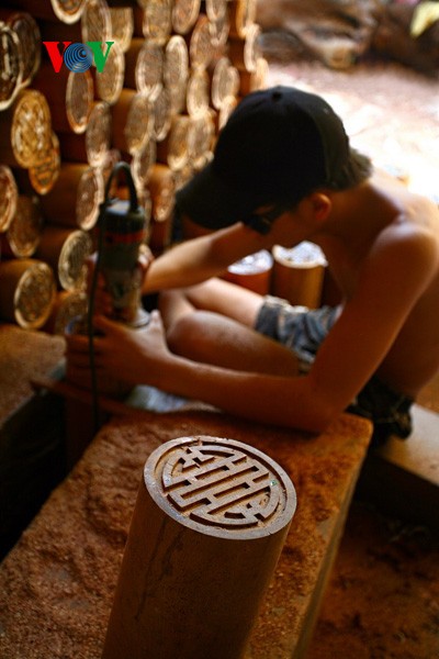 Holzschnitzarbeit im Dorf Kim Bong - ảnh 15