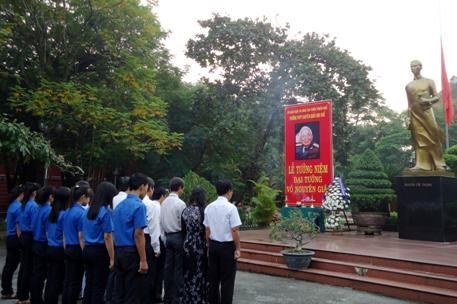 Lehrer und Schlüler der Staatsschule Hue verehren General Vo Nguyen Giap - ảnh 1