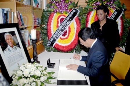 Vize-Premierminister Minh macht Kondolenzbesuch für Nelson Mandela - ảnh 1