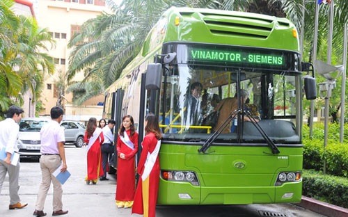 Hybridbusse werden zur Emissionsreduzierung in vietnamesischen Städten beitragen - ảnh 1