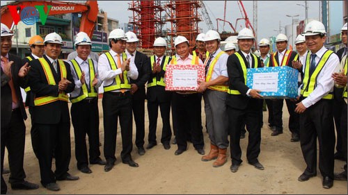 Vize-Premierminister Phuc besucht Baustelle der Straßenbrücke in Danang - ảnh 1