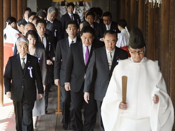 Südkorea und China kritisieren den Schrein-Besuch von japanischen Abgeordneten - ảnh 1
