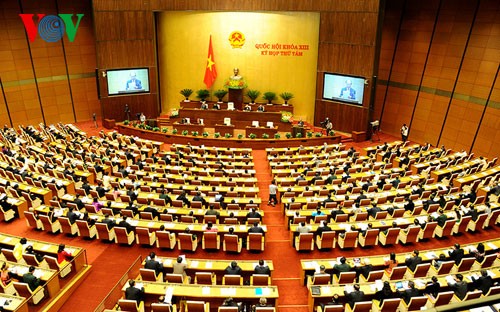 Abgeordnete diskutiert den geänderten Gesetzentwurf über Offiziere der Volksarmee - ảnh 1