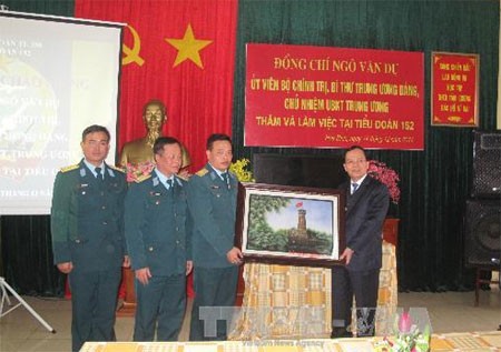 Politbüromitglied Ngo Van Du besucht Raketenbataillon  - ảnh 1