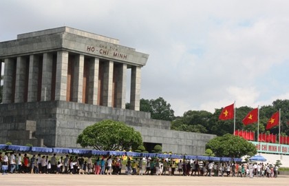 Mehr als 100.000 Menschen besuchen Ho Chi Minh-Mausoleum zu Festtagen - ảnh 1