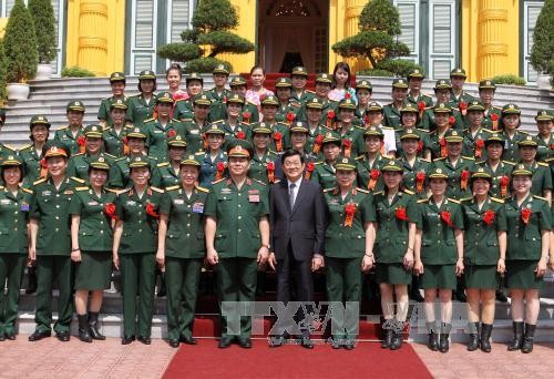 Staatspräsident Truong Tan Sang trifft ausgezeichnete Soldatinnen - ảnh 1