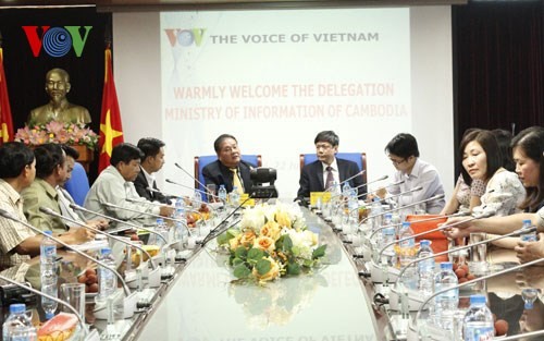 Kambodschanische Journalistendelegation besucht die Stimme Vietnams - ảnh 1