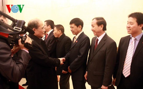 Nguyen Sinh Hung trifft Mitarbeiter der vietnamesischen Botschaft in Peking - ảnh 1