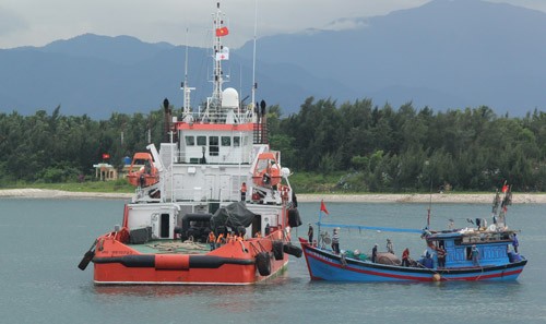 Beamte und Bewohner im Inselkreis Truong Sa führen Rettungsarbeit effektiv durch - ảnh 1