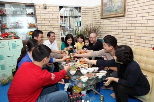 Ausländer und das traditionelle vietnamesische Neujahrsfest Tet  - ảnh 1