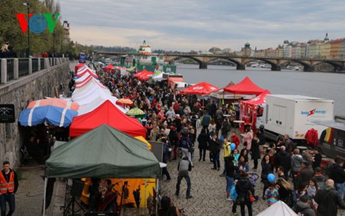 Vietnam nimmt am größten kulinarischen Straßenfestival in Tschechien teil - ảnh 1