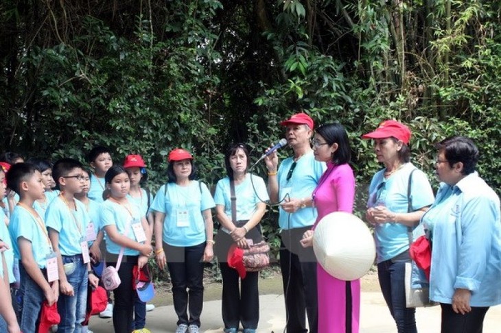 Die in Thailand lebenden vietnamesischen Lehrer und Schüler besuchen Ninh Binh - ảnh 1