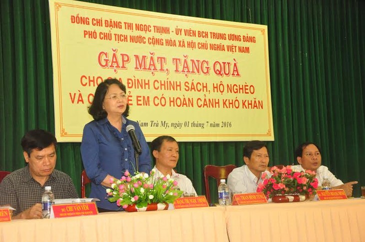 Vize-Staatspräsidentin Thinh besucht Familien der Menschen mit Verdiensten - ảnh 1