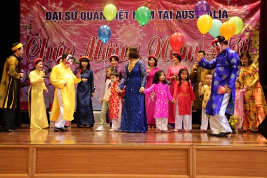 Auslandsvietnamesen feiern das Neujahrsfest Tet - ảnh 1