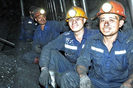 Monat der Arbeiter: mehr über die Arbeit der Bergleute erfahren - ảnh 1