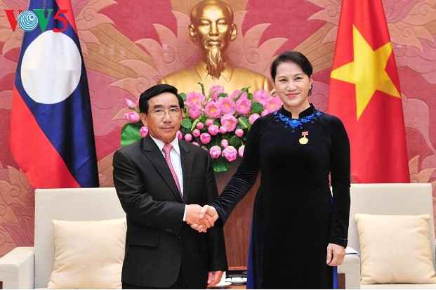 Parlamentspräsidentin Nguyen Thi Kim Ngan trifft den laotischen Vize-Staatspräsidenten  - ảnh 1