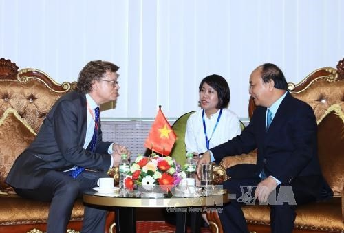 Premierminister Nguyen Xuan Phuc trifftBotschafter und Leiter der ausländischen Vertretungen - ảnh 1