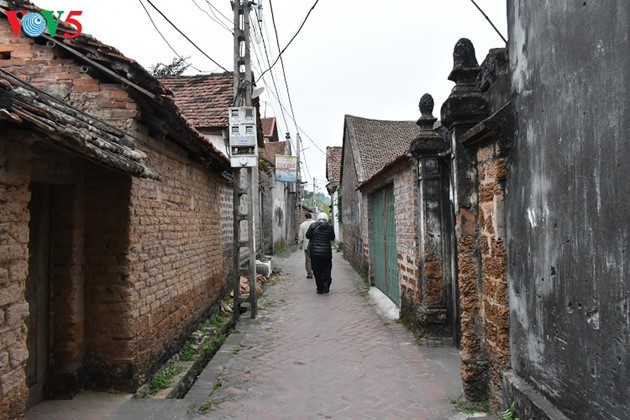 Das Idyll im historischen Dorf Duong Lam - ảnh 9