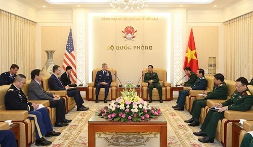 Phan Van Giang empfängt den Kommandeur der Pazifischen Luftstreitkräfte der USA - ảnh 1