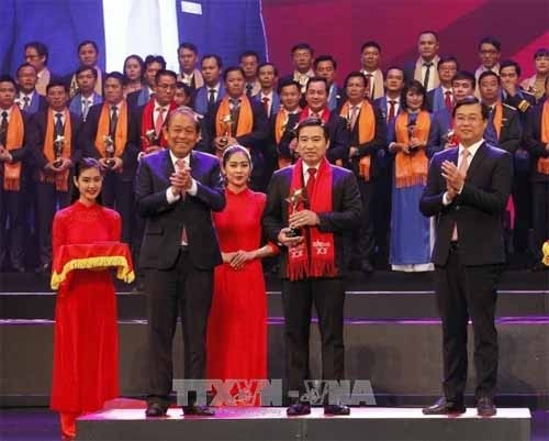 Preis “Roter Stern 2017” an herausragende junge vietnamesische Unternehmer verliehen - ảnh 1