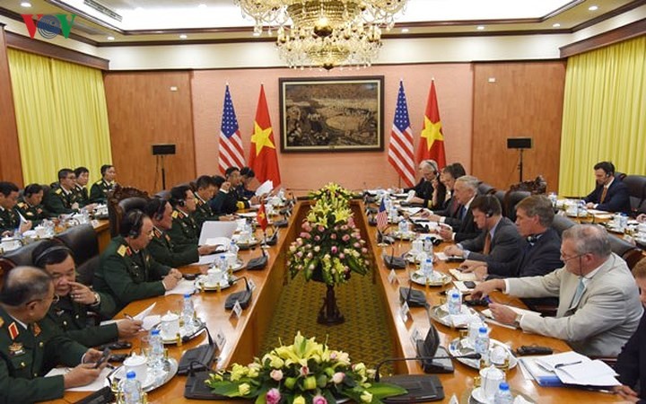 Verteidigungsminister Ngo Xuan Lich führt Gespräch mit seinem US-Kollegen James Mattis - ảnh 1