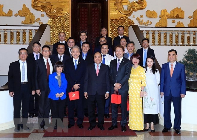 Premierminister Nguyen Xuan Phuc trifft Singapurs Investoren - ảnh 1
