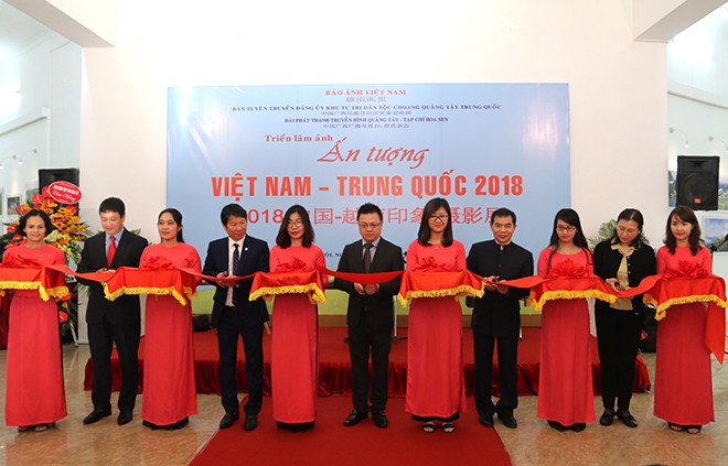 Eröffnung der Fotoausstellung “Eindrücke Vietnams und Chinas 2018” - ảnh 1