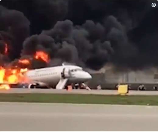 41 Tote bei Notlandung eines brennenden Flugzeugs in Russland - ảnh 1