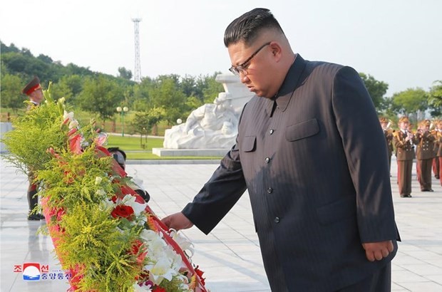 Nordkoreas Staatschef Kim Jong-un besucht Friedhof der im Koreakrieg gefallenen Soldaten - ảnh 1