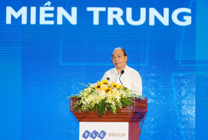 Premierminister Nguyen Xuan Phuc leitet Konferenz für Wirtschaftsentwicklung Zentralvietnams - ảnh 1