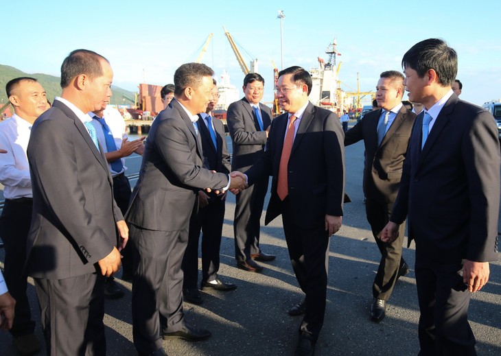 Vizepremierminister Vuong Dinh Hue besucht Danang-Hafen - ảnh 1
