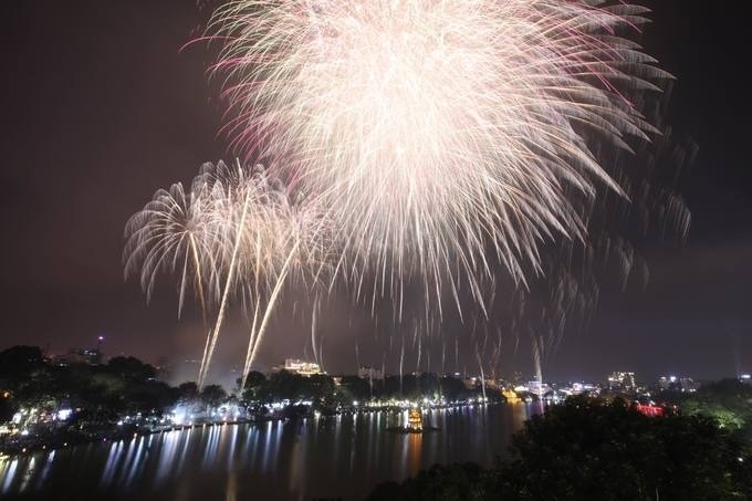 Feuerwerke an 30 Orten in der Nacht zum Jahreswechsel in Hanoi - ảnh 1