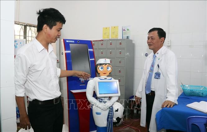 Von Robotern als Wegweiser bis zum Digital-Krankenhaus  - ảnh 1
