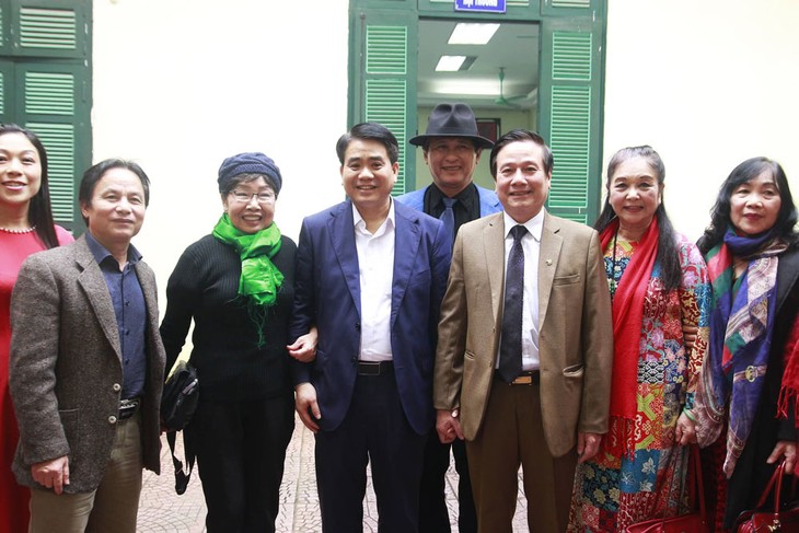 Der Vorsitzende des Volkskomitees der Hauptstadt trifft Künstler Hanois - ảnh 1