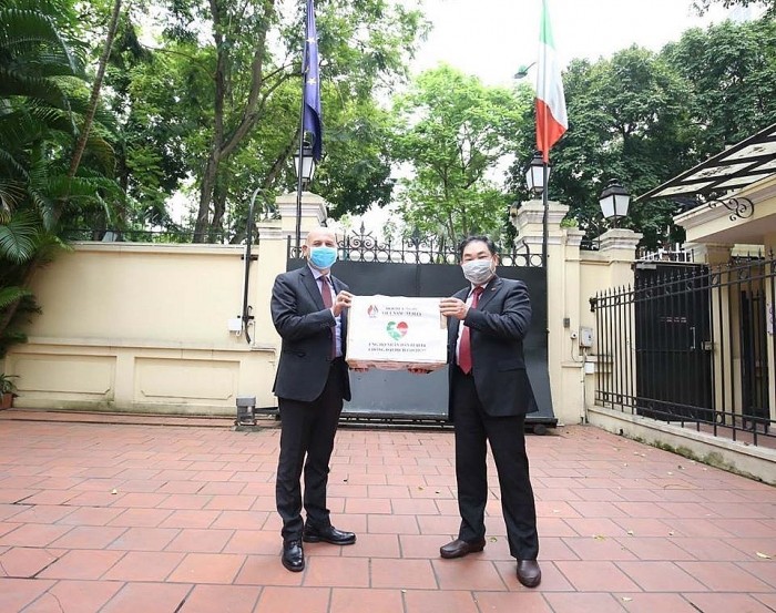 Italiens Botschafter in Vietnam bedankt sich bei Vietnam für seine Unterstützung für Italien bei der Covid-19-Bekämpfung - ảnh 1
