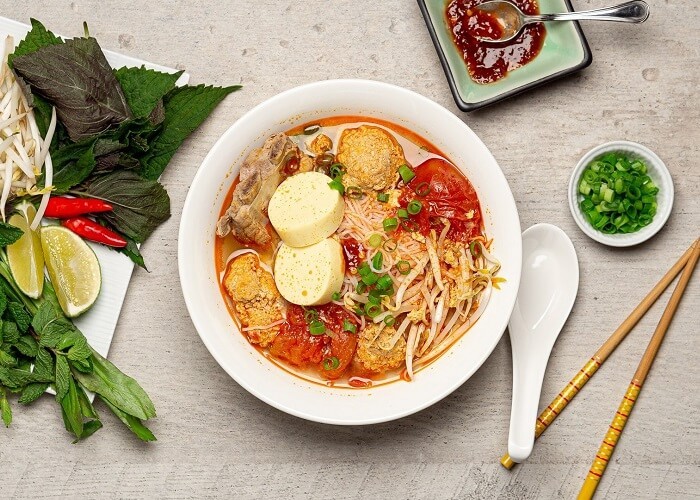 Bun rieu” – Eins der leckersten asiatischen Nudelgerichte - ảnh 1