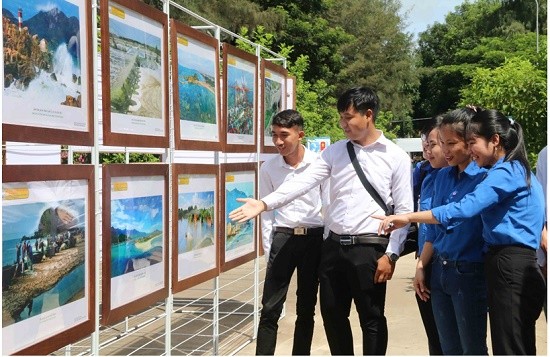 Ausstellung “Hoang Sa und Truong Sa Vietnams – rechtliche und historische Beweise“ in Tra Vinh - ảnh 1