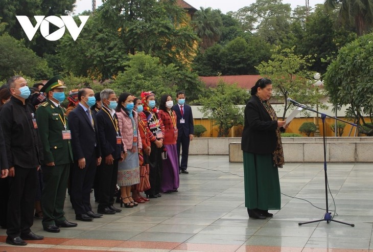 Teilnehmer der Landeskonferenz der ethnischen Minderheiten besuchen Tempel der Hung-Könige und Ho Chi Minh-Mausoleum - ảnh 1