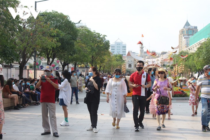 Öffnungszeit der Blumenstraße Nguyen Hue um einen Tag verlängert - ảnh 1