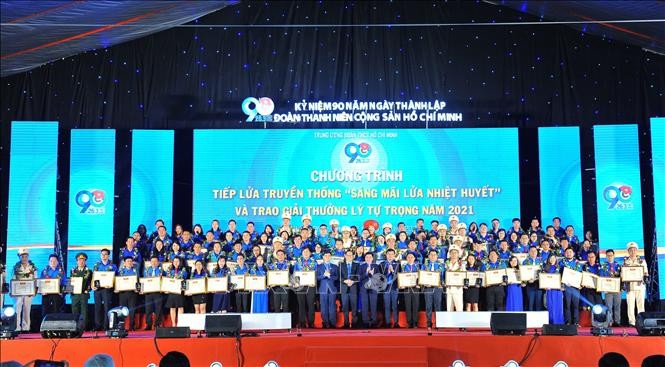 Übergabe des Preises “Ly Tu Trong” 2020 an 98 ausgezeichnete Leiter von Jugendverbänden - ảnh 1