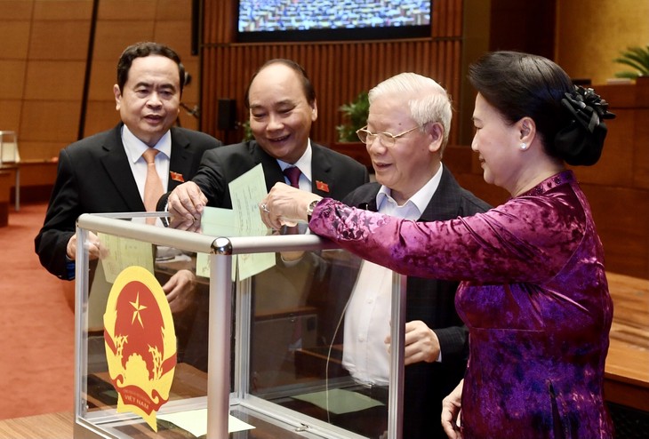 Das Parlament entbindet den Premierminister Nguyen Xuan Phuc von seinem Amt - ảnh 1
