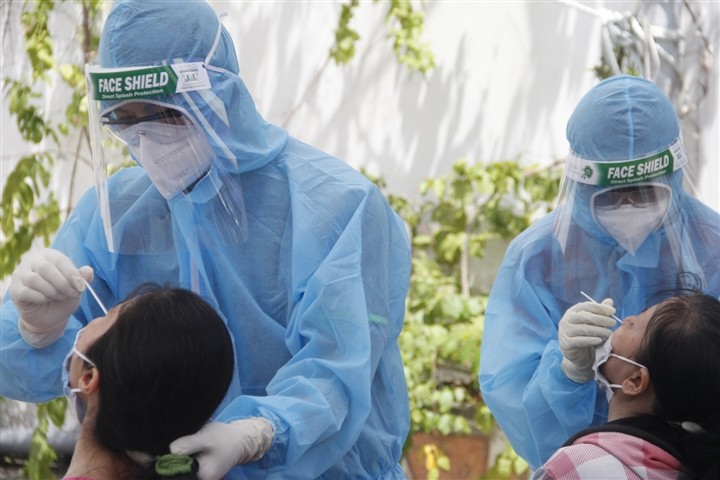 In den vergangenen 24 Stunden meldet Vietnam mehr als 2300 Covid-19-Neuinfektionen  - ảnh 1