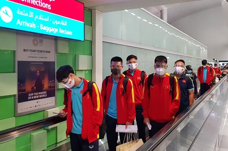 Nach der Ankunft in VAE beginnt die vietnamesische Fußballmannschaft mit Training - ảnh 1