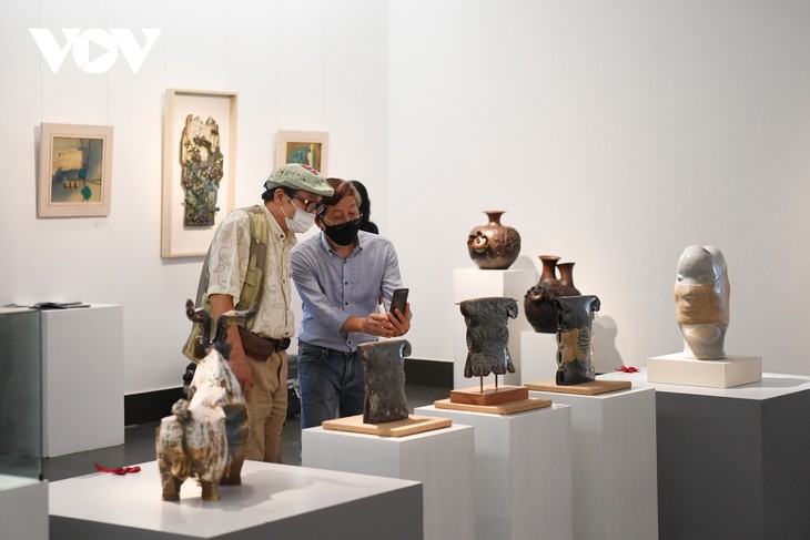 Mehr als 100 Werke auf der vietnamesischen künstlerischen Keramikausstellung vorgestellt - ảnh 1