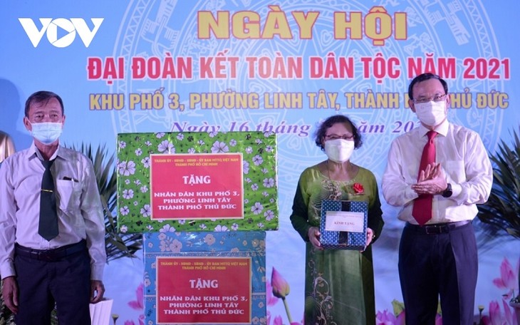 Ho Chi Minh Stadt konzentriert auf Schutz der Gesundheit der Einwohner und Wiederbelebung der Wirtschaft  - ảnh 1