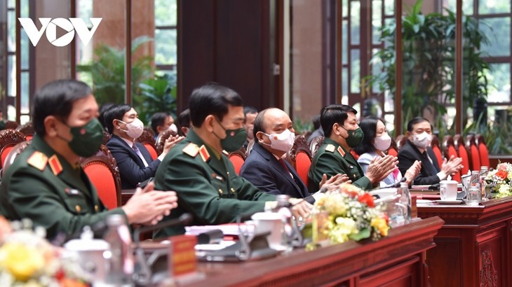 Staatspräsident Nguyen Xuan Phuc würdigt Mühe der Armee bei Covid-19-Bekämpfung - ảnh 1