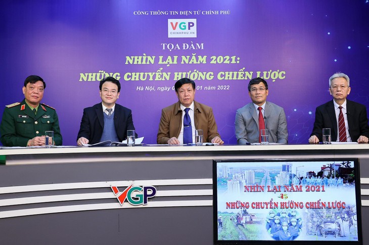 Richtige Entscheidungen der vietnamesischen Regierung zur Covid-19-Bekämpfung und Wirtschaftsentwicklung - ảnh 1